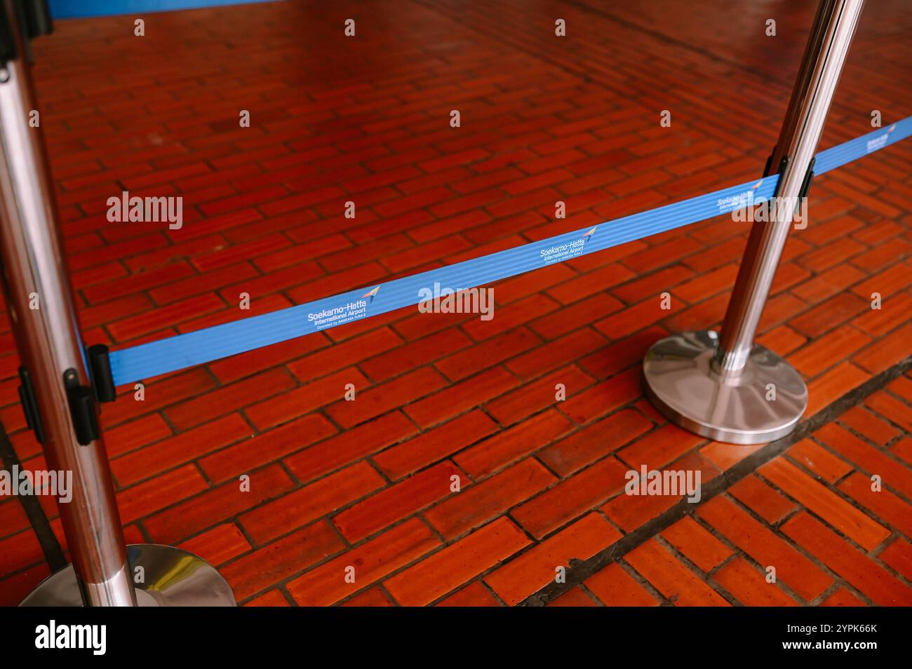Barrières de file d'attente à un aéroport, guidant les passagers dans une file organisée pendant qu'ils attendent l'enregistrement ou l'autorisation de sécurité Banque D'Images