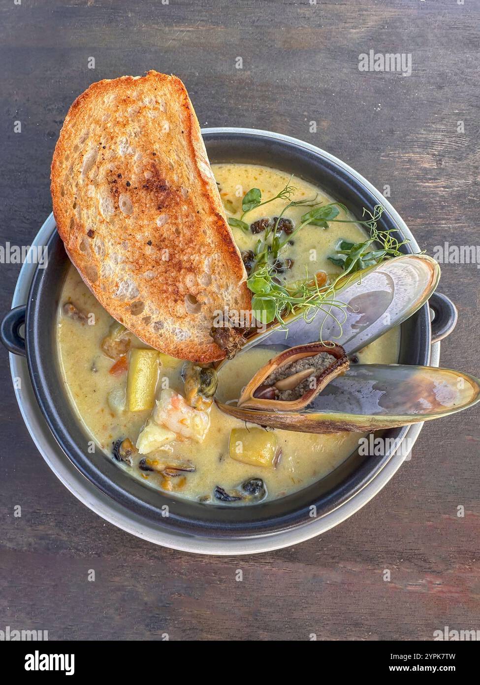 Repas de chaudrée de fruits de mer au Beach Bar Restaurant, Esplanade, Sumner, Christchurch (Ōtautahi), Canterbury, nouvelle-Zélande Banque D'Images Repas de chaudrée de fruits de mer au Beach Bar Restaurant, Esplanade, Sumner, Christchurch (Ōtautahi), Canterbury, nouvelle-Zélande Banque D'Images