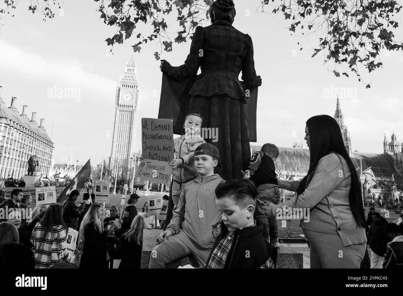 Londres, Angleterre, Royaume-Uni. 30 novembre 2024. Les partisans se rassemblent pour réclamer justice pour Michael McDonagh, un père de six enfants de 53 ans décédé à la suite d'une altercation dans un parc de vacances à Camber Sands en août 2022. Malgré des enquêtes approfondies, y compris de multiples arrestations et la collecte de preuves, le Crown Prosecution Service (CPS) a refusé de porter plainte en raison de l'insuffisance des preuves. Cette décision a laissé la famille de McDonagh dévastée et a appelé à un réexamen. Les manifestants espèrent que la prochaine enquête du coroner apportera clarté et responsabilité dans l'affaire. (Crédit image : © Joao Danie Banque D'Images