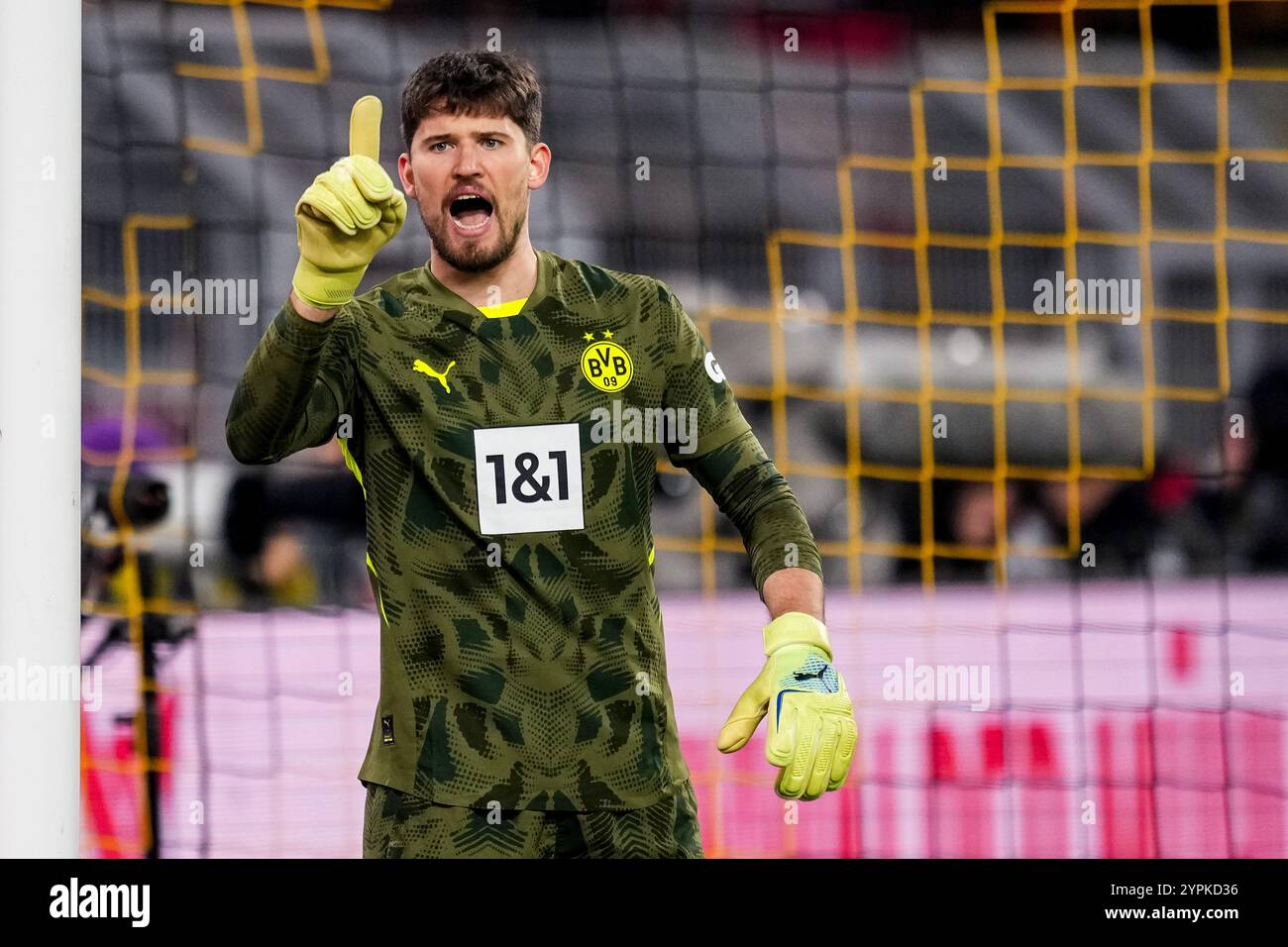 Dortmund, Allemagne. 30 novembre 2024. DORTMUND, ALLEMAGNE - NOVEMBRE 30 : le gardien de but du Borussia Dortmund Gregor Kobel fait des gestes lors du match de Bundesliga entre le Borussia Dortmund et le FC Bayern München au signal Iduna Park le 30 novembre 2024 à Dortmund, Allemagne. (Photo de René Nijhuis/MB Media) crédit : MB Media solutions/Alamy Live News Banque D'Images