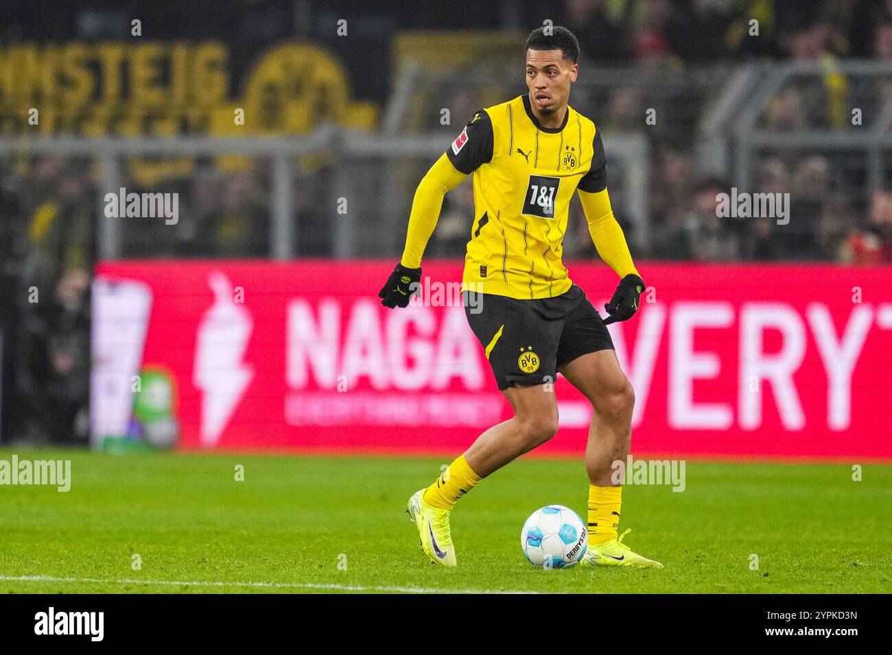 Dortmund, Allemagne. 30 novembre 2024. DORTMUND, ALLEMAGNE - NOVEMBRE 30 : Felix Nmecha du Borussia Dortmund dribble avec le ballon lors du match de Bundesliga entre le Borussia Dortmund et le FC Bayern München au signal Iduna Park le 30 novembre 2024 à Dortmund, Allemagne. (Photo de René Nijhuis/MB Media) crédit : MB Media solutions/Alamy Live News Banque D'Images