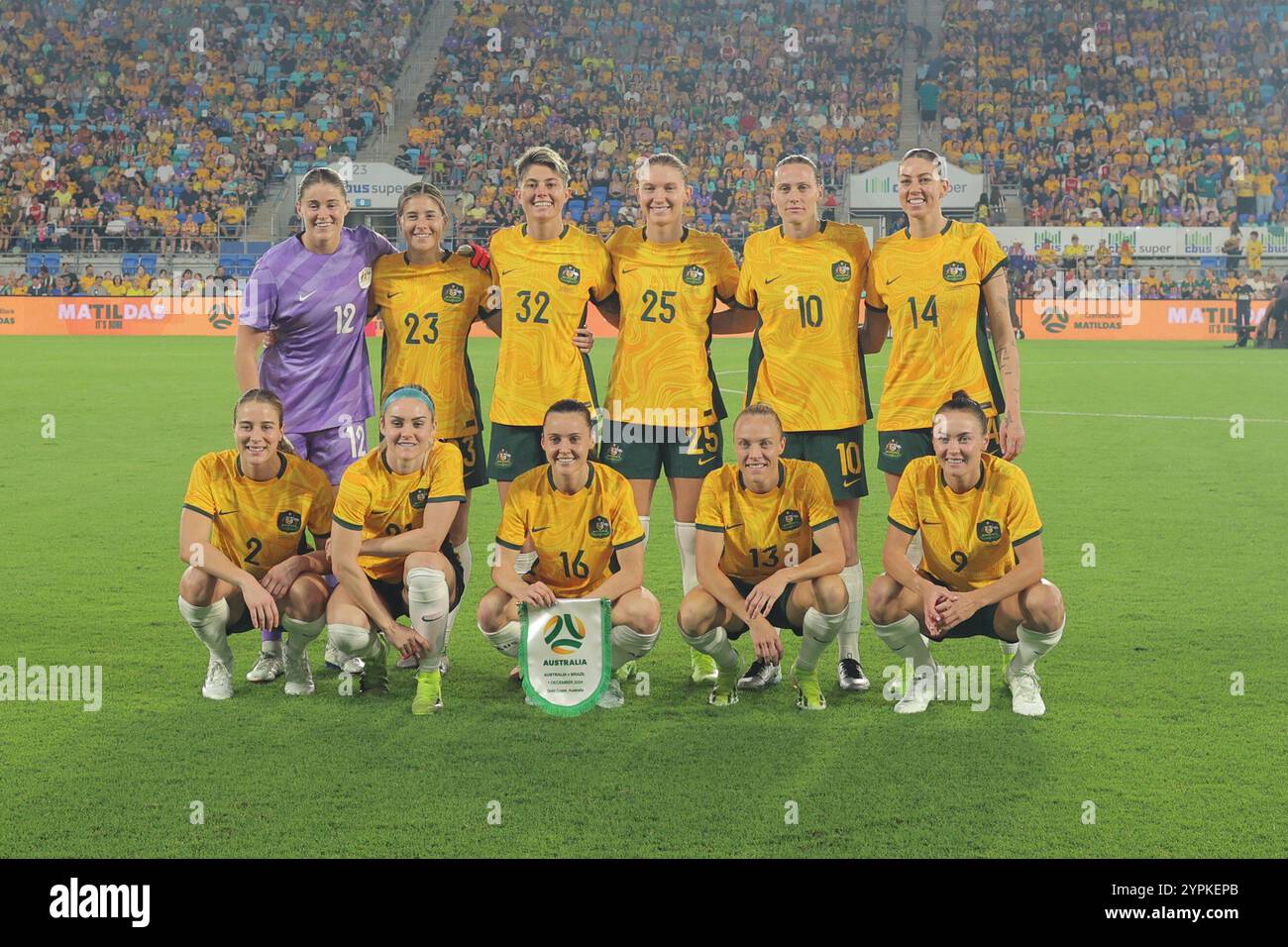 Gold Coast, Australie. 1er décembre 2024. Robina, Australie, 1er décembre 2024 : les joueurs des Matildas s'alignent avant le match international amical entre l'Australias CommBank Matildas et les Brazil Women au CBUS Super Stadium, Robina, Australie Matthew Starling (Promediapix/SPP) crédit : SPP Sport Press photo. /Alamy Live News Banque D'Images