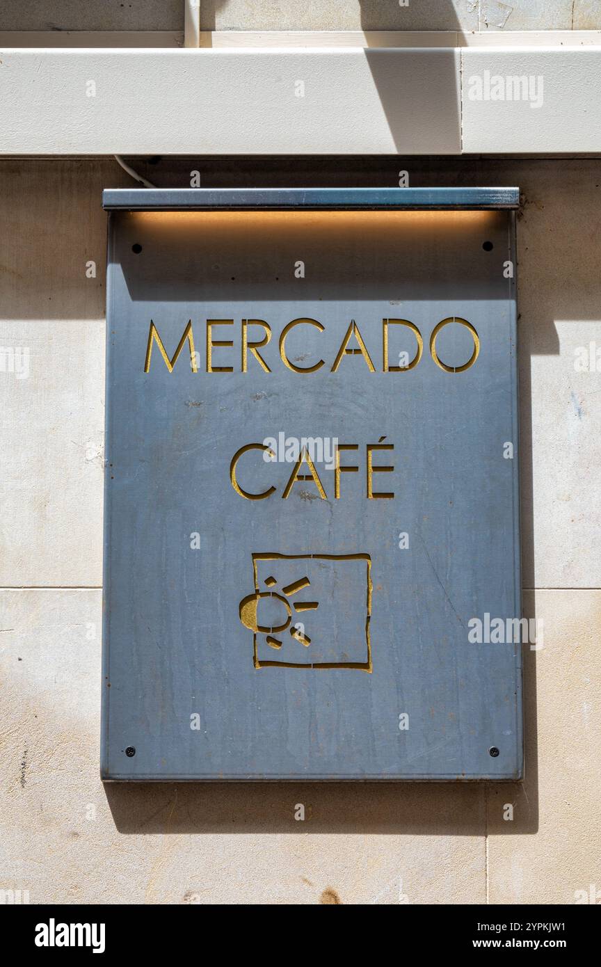 Logrono, Espagne- 26 mai 2024 : le panneau pour Mercado Cafe à Logrono Banque D'Images