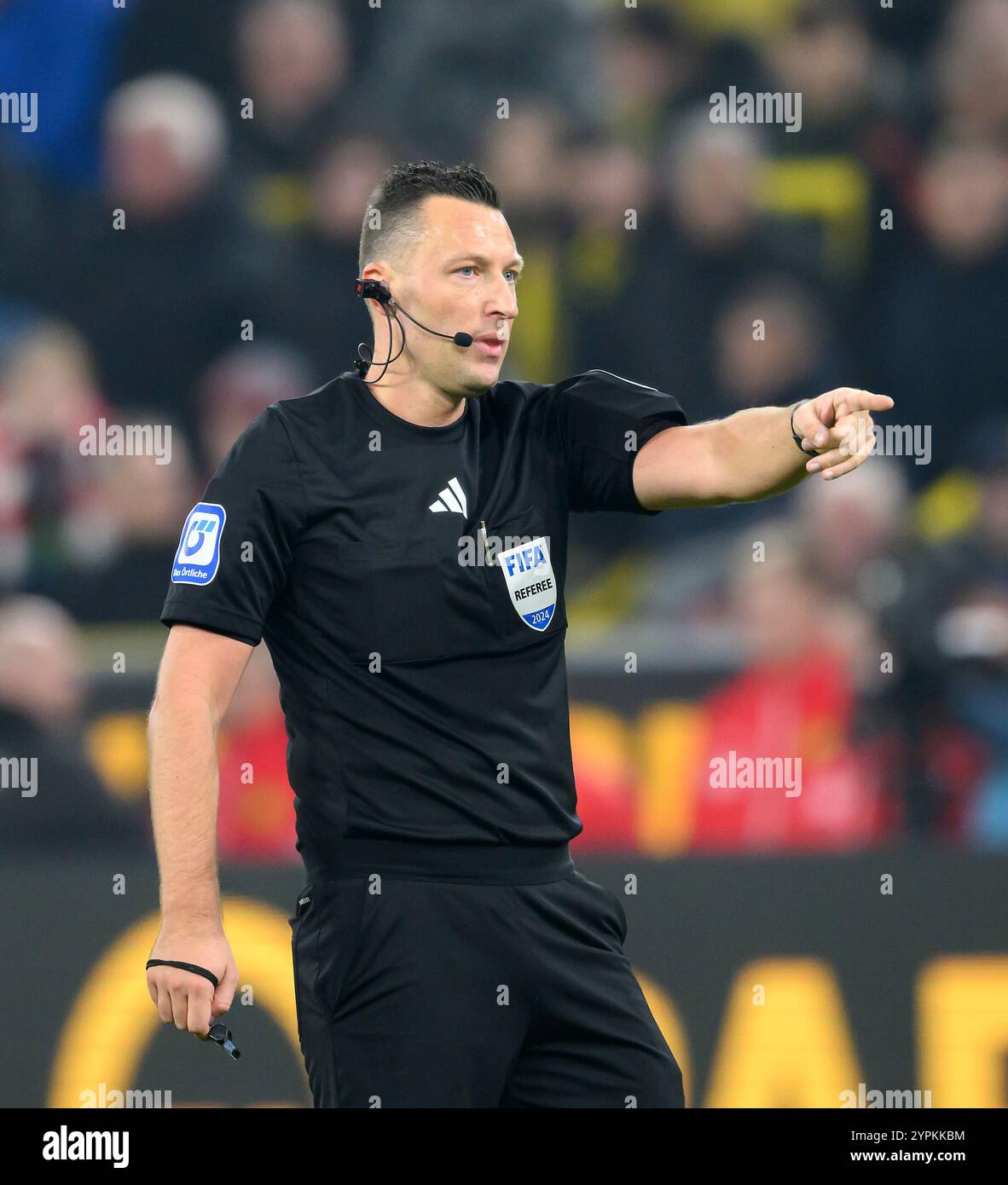 Arbitre Sven JABLONSKI geste, geste, soccer 1ère Bundesliga, 12ème journée, Borussia Dortmund (DO) - FC Bayern Munich (M) 1:1, le 30 novembre 2024 à Dortmund/Allemagne. #Les règlements du LDF interdisent toute utilisation de photographies comme séquences d'images et/ou quasi-vidéo # Banque D'Images