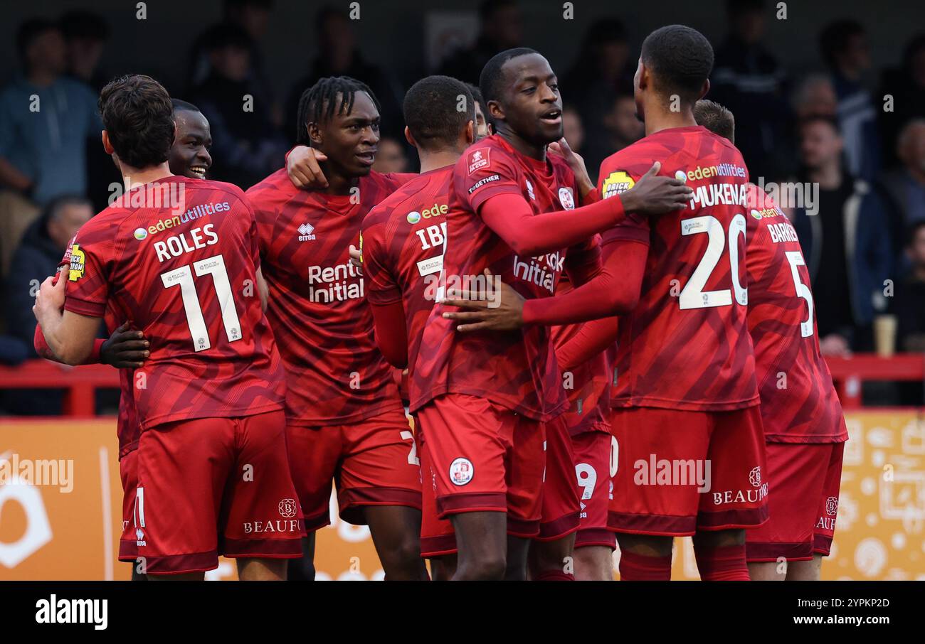 Tola Showunmi (3e l) de Crawley Town célèbre avoir marqué 2-0 points lors du match de 2e tour de la FA Cup entre Crawley Town et Lincoln City au Broadfield Stadium de Crawley. Banque D'Images