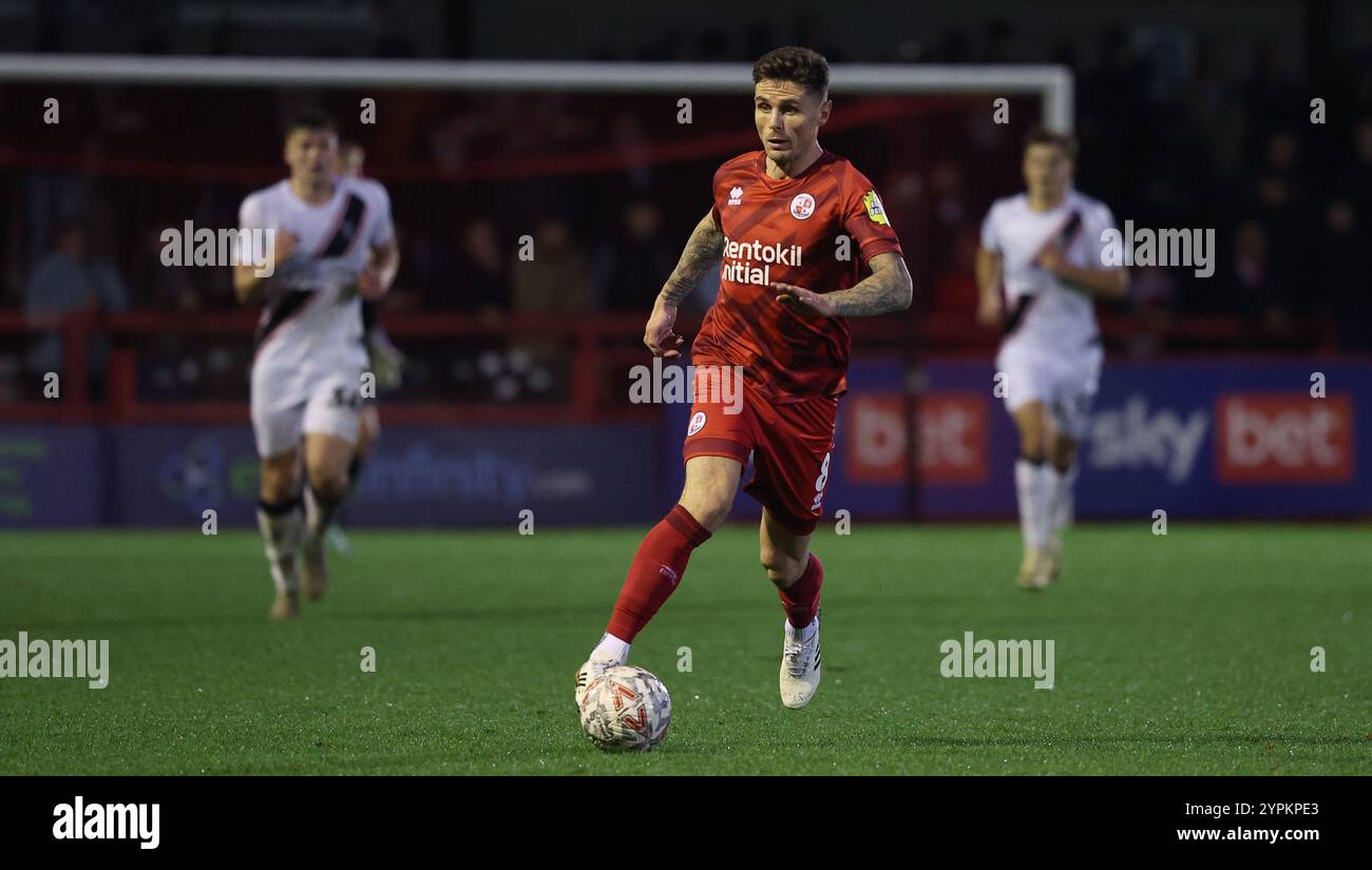 Crawley Town's Gavan Holohan lors du match de 2e tour de la FA Cup entre Crawley Town et Lincoln City au Broadfield Stadium de Crawley. Banque D'Images