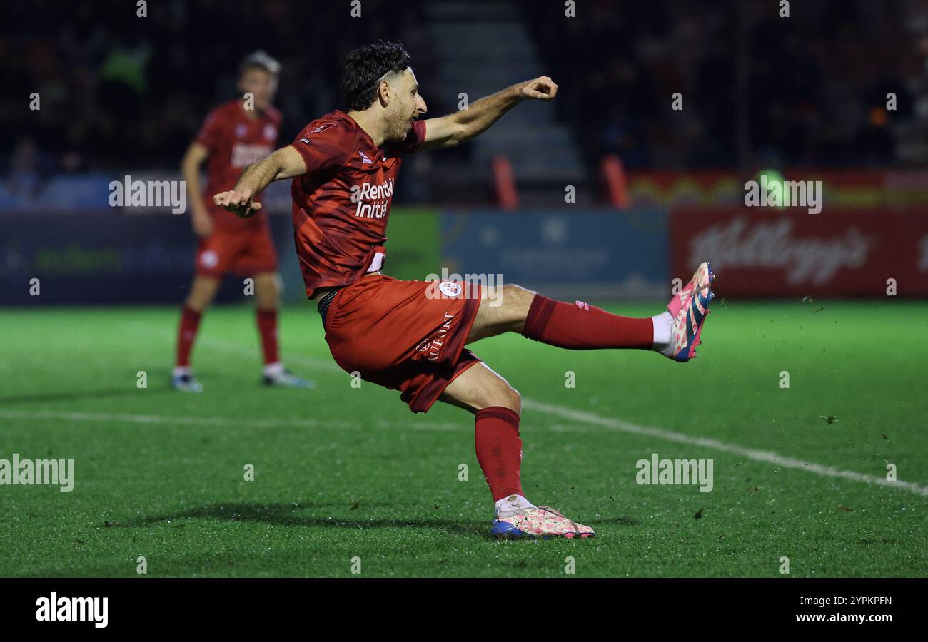 Jack Roles de Crawley Town tire lors du match de 2e tour de la FA Cup entre Crawley Town et Lincoln City au Broadfield Stadium de Crawley. Banque D'Images