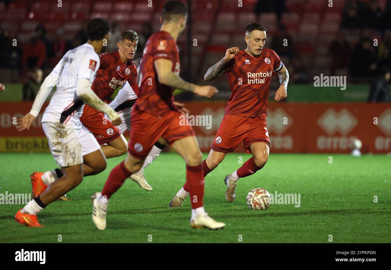 Crawley Town's Toby Mullarkey lors du match de 2e tour de la FA Cup entre Crawley Town et Lincoln City au Broadfield Stadium de Crawley. Banque D'Images