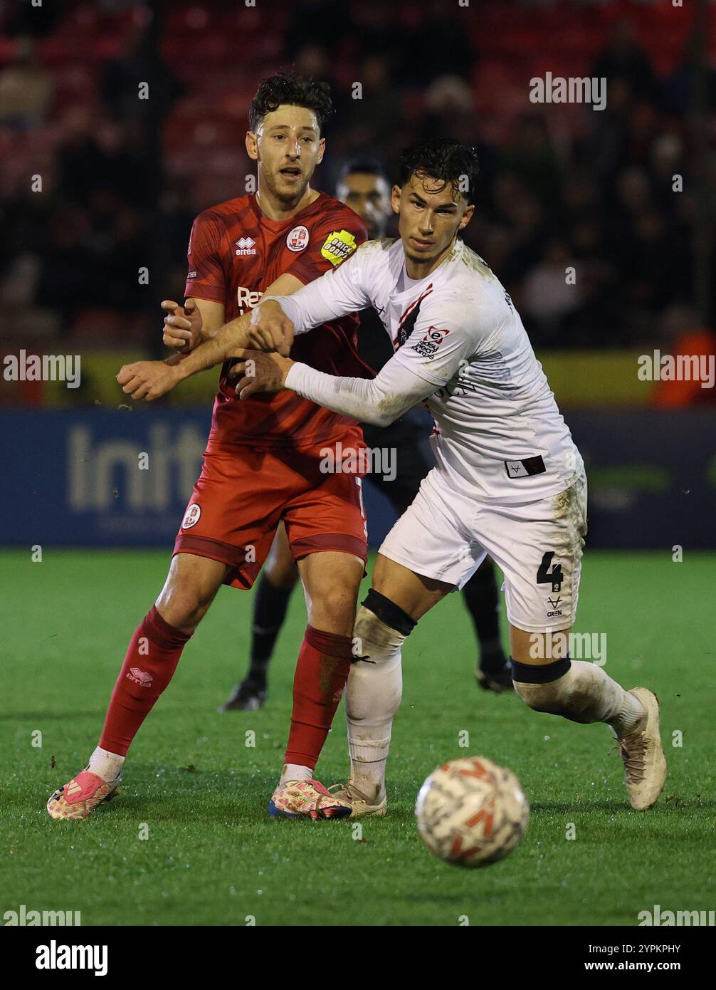 Jack Roles de Crawley Town et Lewis Montsma de Lincoln City lors du match de 2e tour de la FA Cup entre Crawley Town et Lincoln City au Broadfield Stadium de Crawley. Banque D'Images