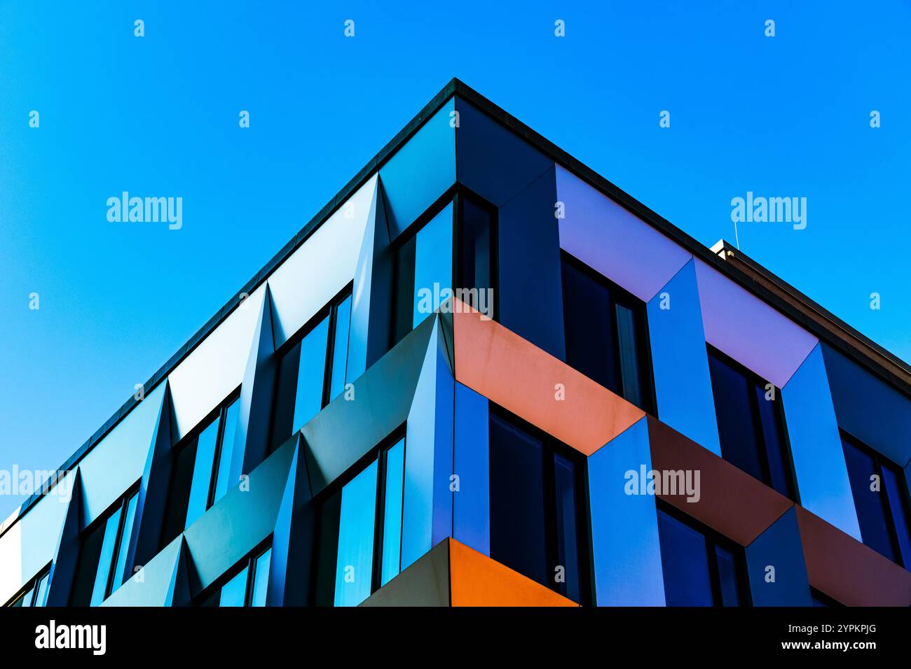 Conception architecturale abstraite avec des couleurs vibrantes, des motifs géométriques et un jeu de lumière dynamique Banque D'Images