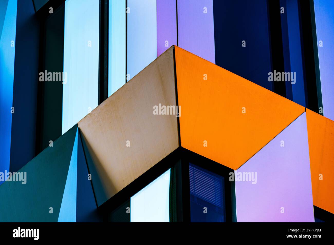Conception architecturale abstraite avec des couleurs vibrantes, des motifs géométriques et un jeu de lumière dynamique Banque D'Images