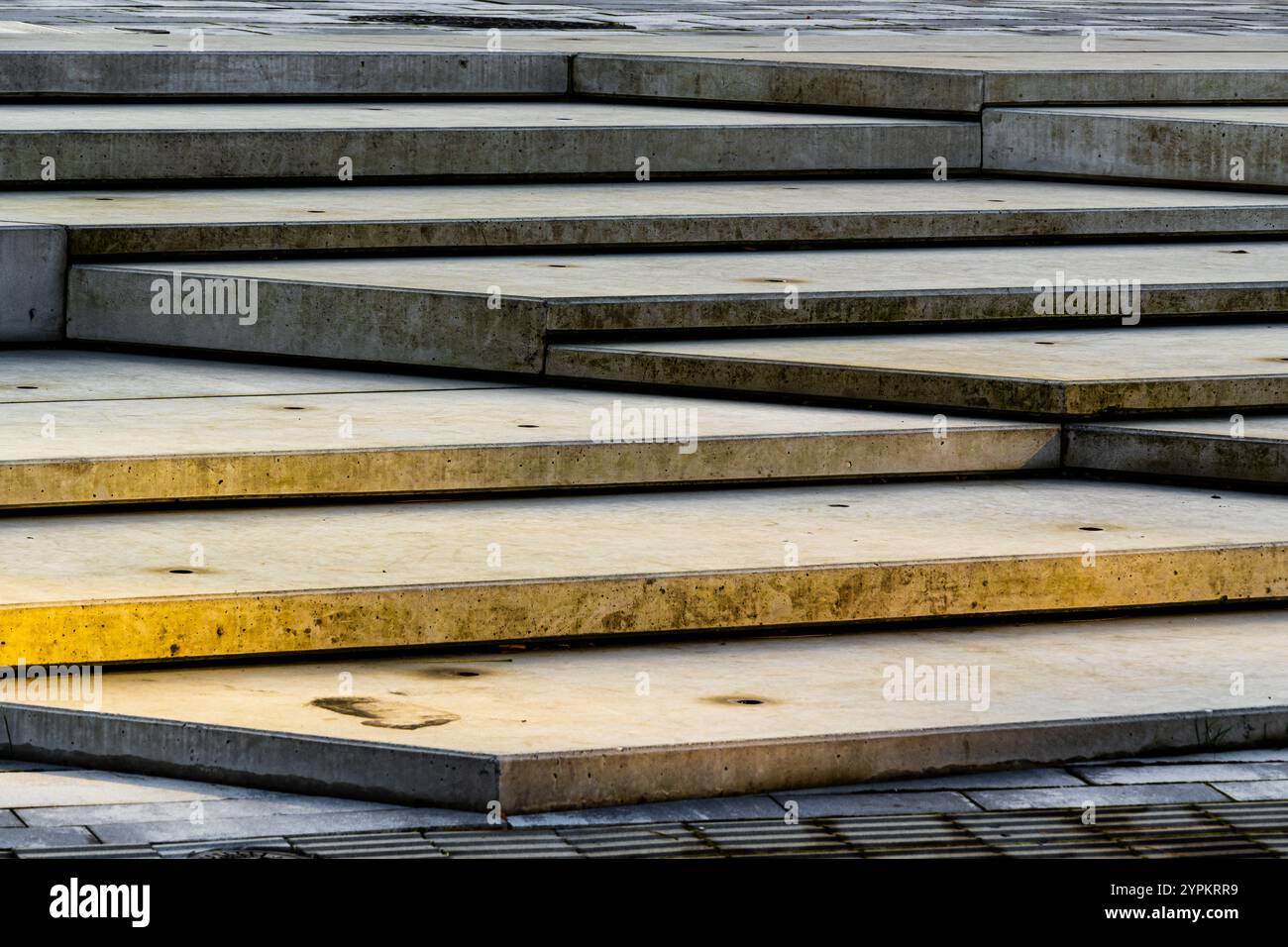 Escalier minimaliste en béton avec design superposé et jeu subtil de lumière et d'ombre Banque D'Images