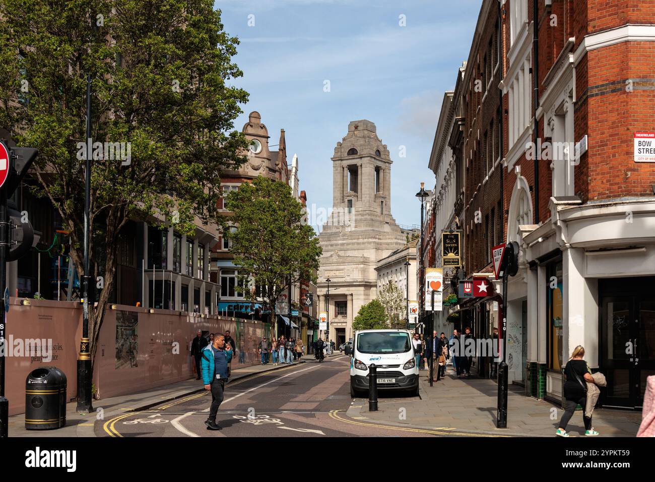 La tour art déco du Freemasons Hall domine Bow Street dans Covent Garden à Londres, avec la vie de rue et l'architecture historique se mélangent harmonieusement. Banque D'Images