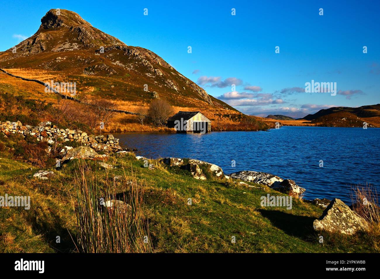 Lacs de Cregennen avec maison de bateau et petite colline Pared y Cefn hir dans le parc national d'Eryri, Gwynedd pays de Galles Banque D'Images