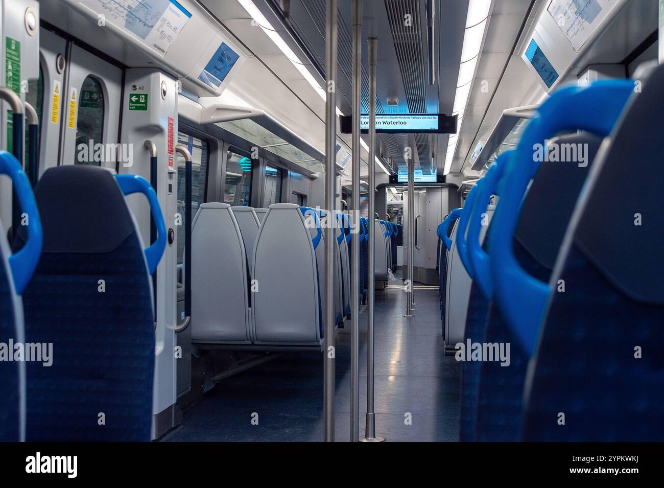 Berkshire, Royaume-Uni. 27 novembre 2024. À l'intérieur de l'un des nouveaux trains South Western Railway Arterio en route pour Londres Waterloo. Les premiers trains Arterio transportèrent des passagers entre London Waterloo et Windsor en janvier 2024. De nombreux navetteurs ne sont pas satisfaits des nouveaux trains et disent qu'ils sont bosselés, bruyants et ont moins d'installations pour les navetteurs travaillant sur les trains par rapport aux trains précédents. Crédit : Maureen McLean/Alamy Banque D'Images