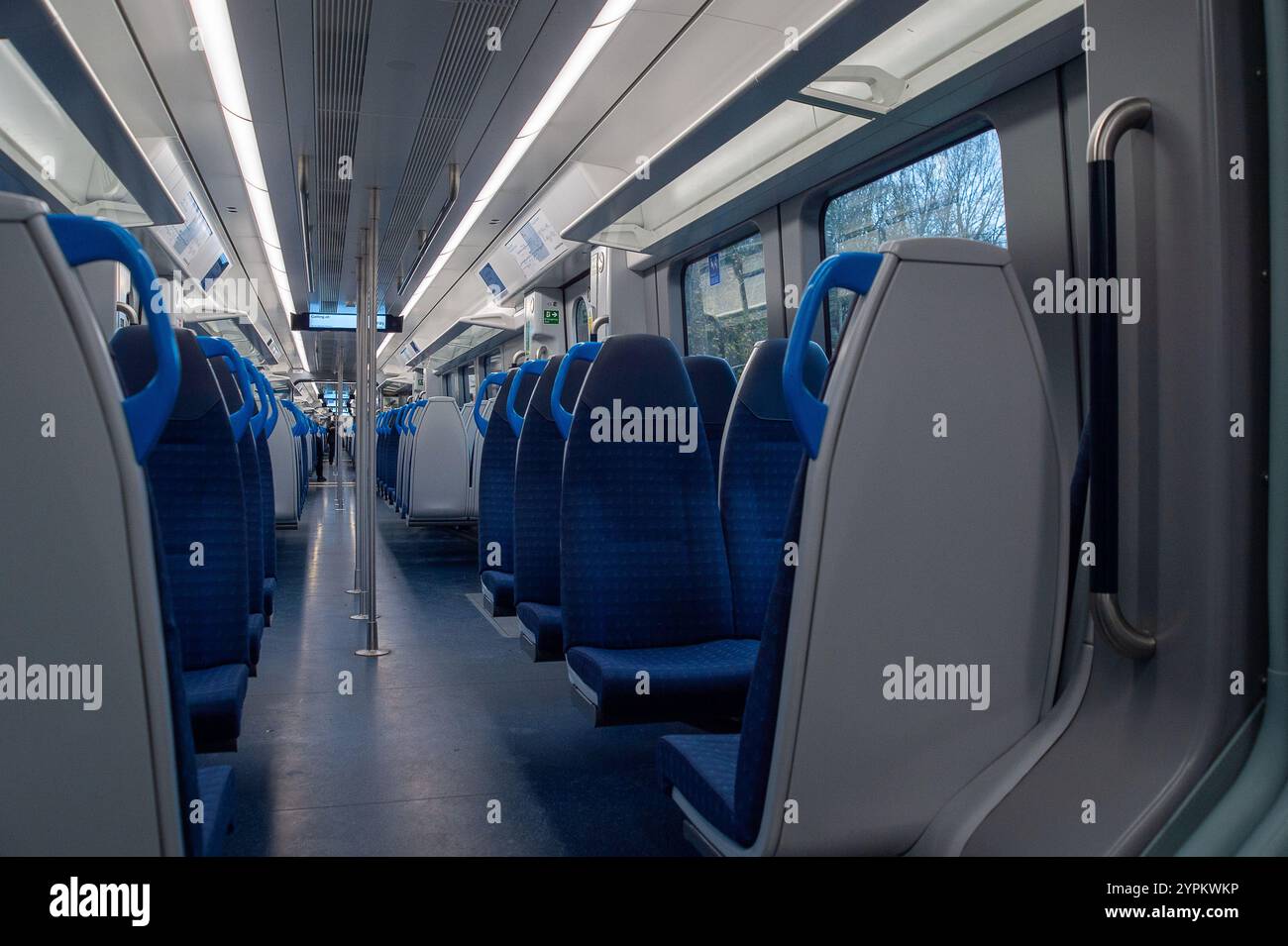 Berkshire, Royaume-Uni. 27 novembre 2024. À l'intérieur de l'un des nouveaux trains South Western Railway Arterio en route pour Londres Waterloo. Les premiers trains Arterio transportèrent des passagers entre London Waterloo et Windsor en janvier 2024. De nombreux navetteurs ne sont pas satisfaits des nouveaux trains et disent qu'ils sont bosselés, bruyants et ont moins d'installations pour les navetteurs travaillant sur les trains par rapport aux trains précédents. Crédit : Maureen McLean/Alamy Banque D'Images