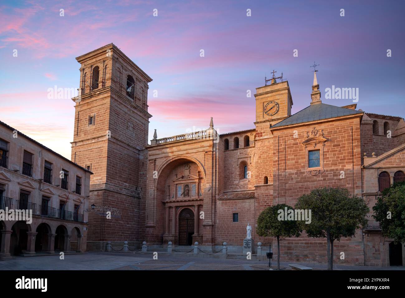 Vue latérale de l'église de San Andrés à Villanueva de los Infantes, Ciudad Real, Castilla-la Mancha, Espagne au crépuscule Banque D'Images