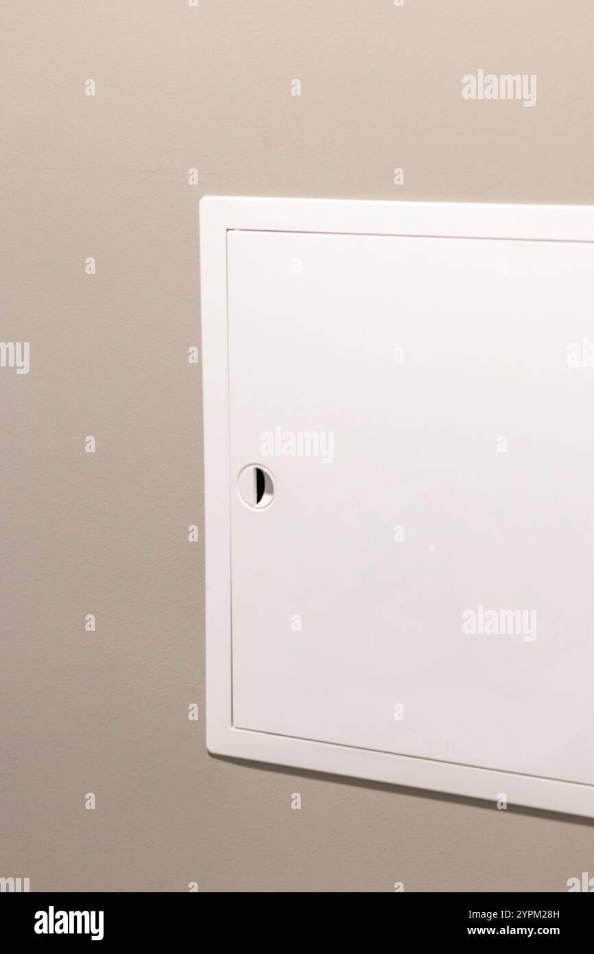 Gros plan de la porte du compteur d'eau dans la salle de bain Banque D'Images