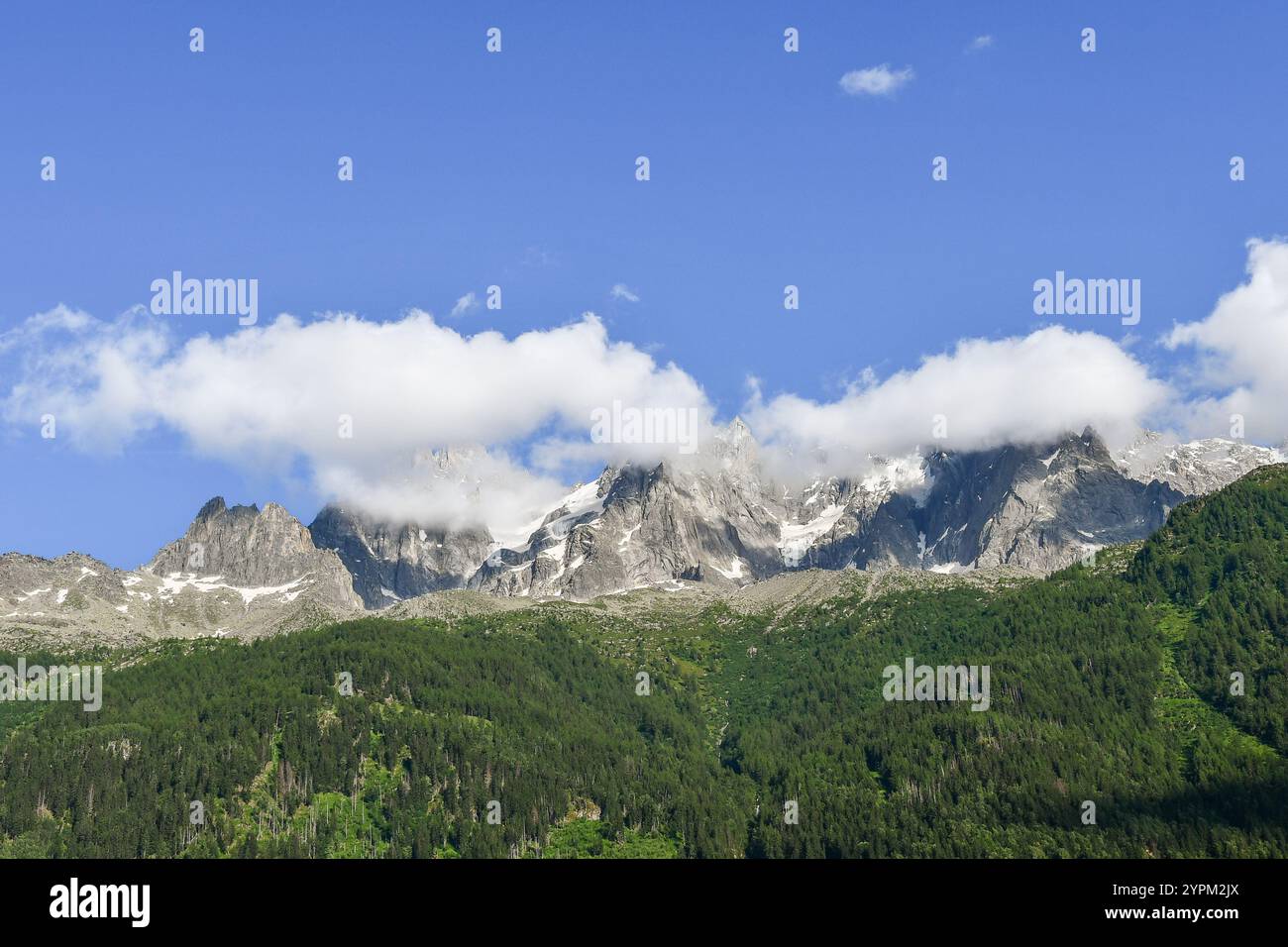 Les aiguilles de Chamonix ('aiguilles de Chamonix'), un groupe de crêtes rocheuses du massif du Mont Blanc, en été, Chamonix, haute Savoie, France Banque D'Images