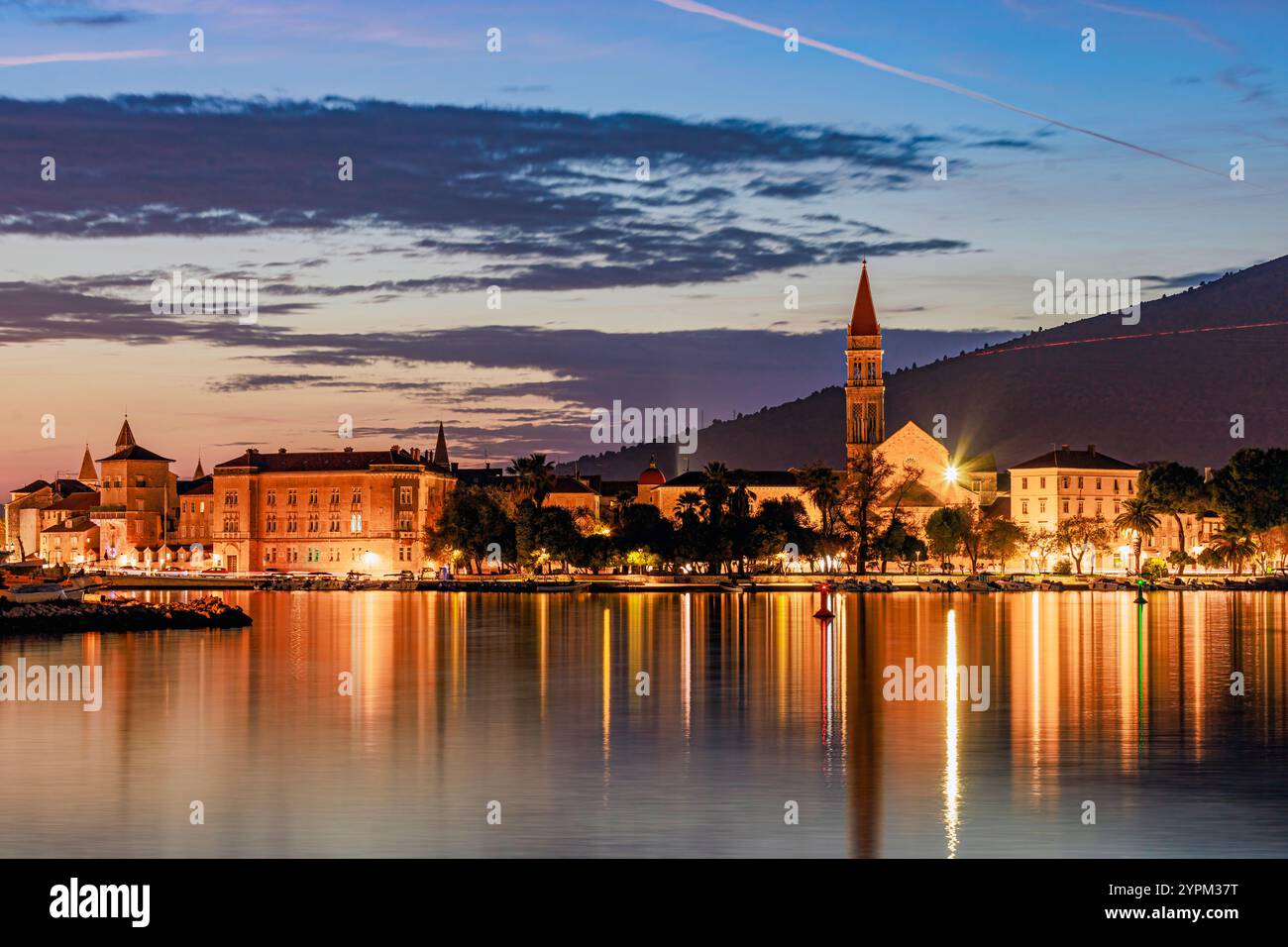 Vue panoramique de Trogir avec le front de mer de la ville et la marina pendant l'heure bleue du soir. Photo prise le 25 octobre 2024 à Trogir, Split Dalmatie cou Banque D'Images