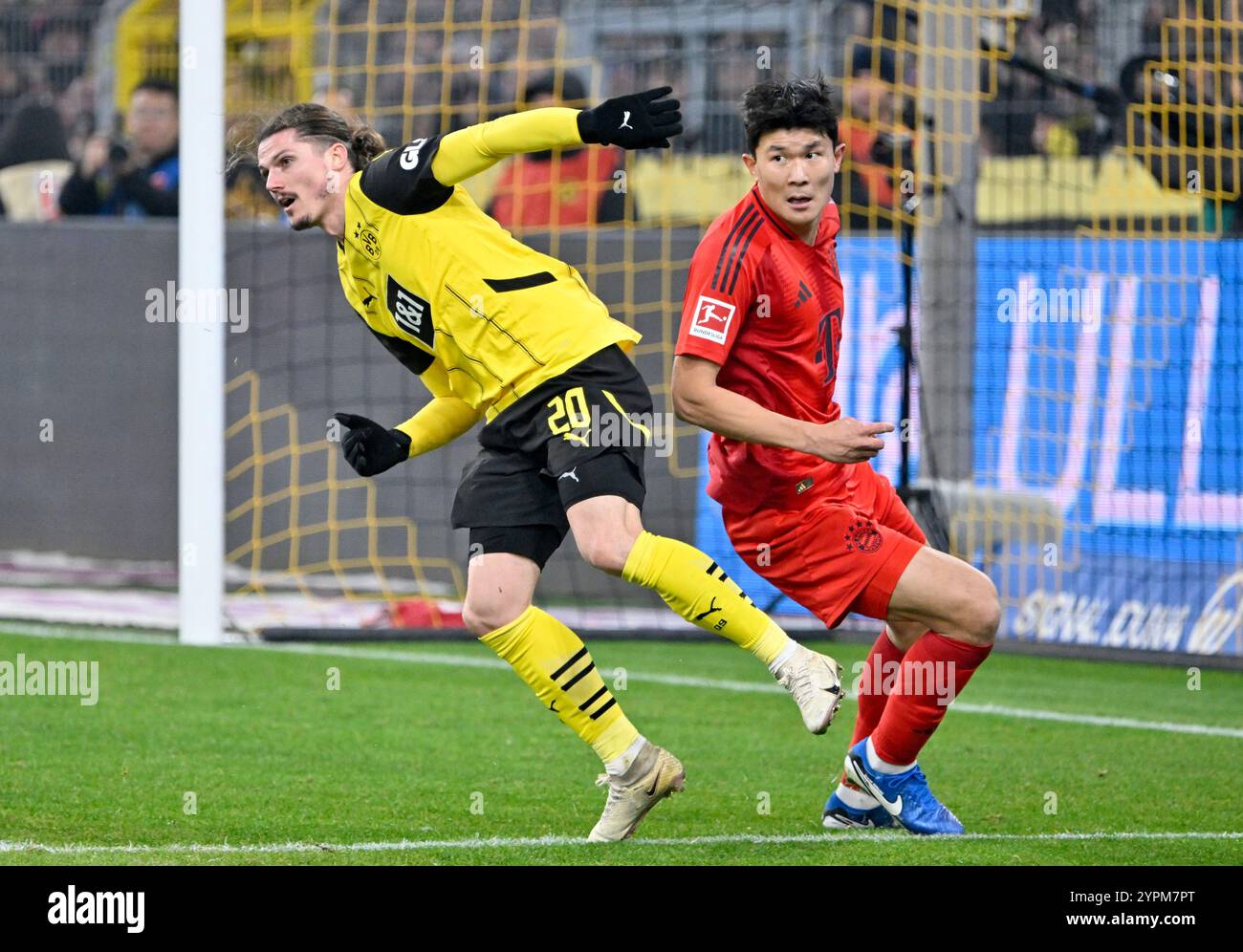 Signal Iduna Park Dortmund Allemagne, 30.11.2024, Footbal : l Bundesliga saison 2024/25 jour 12, Borussia Dortmund (BVB, jaune) vs FC Bayern Muenchen (FCB, rouge) — Marcel Sabitzer (BVB), min-Jae Kim (FCB) Banque D'Images