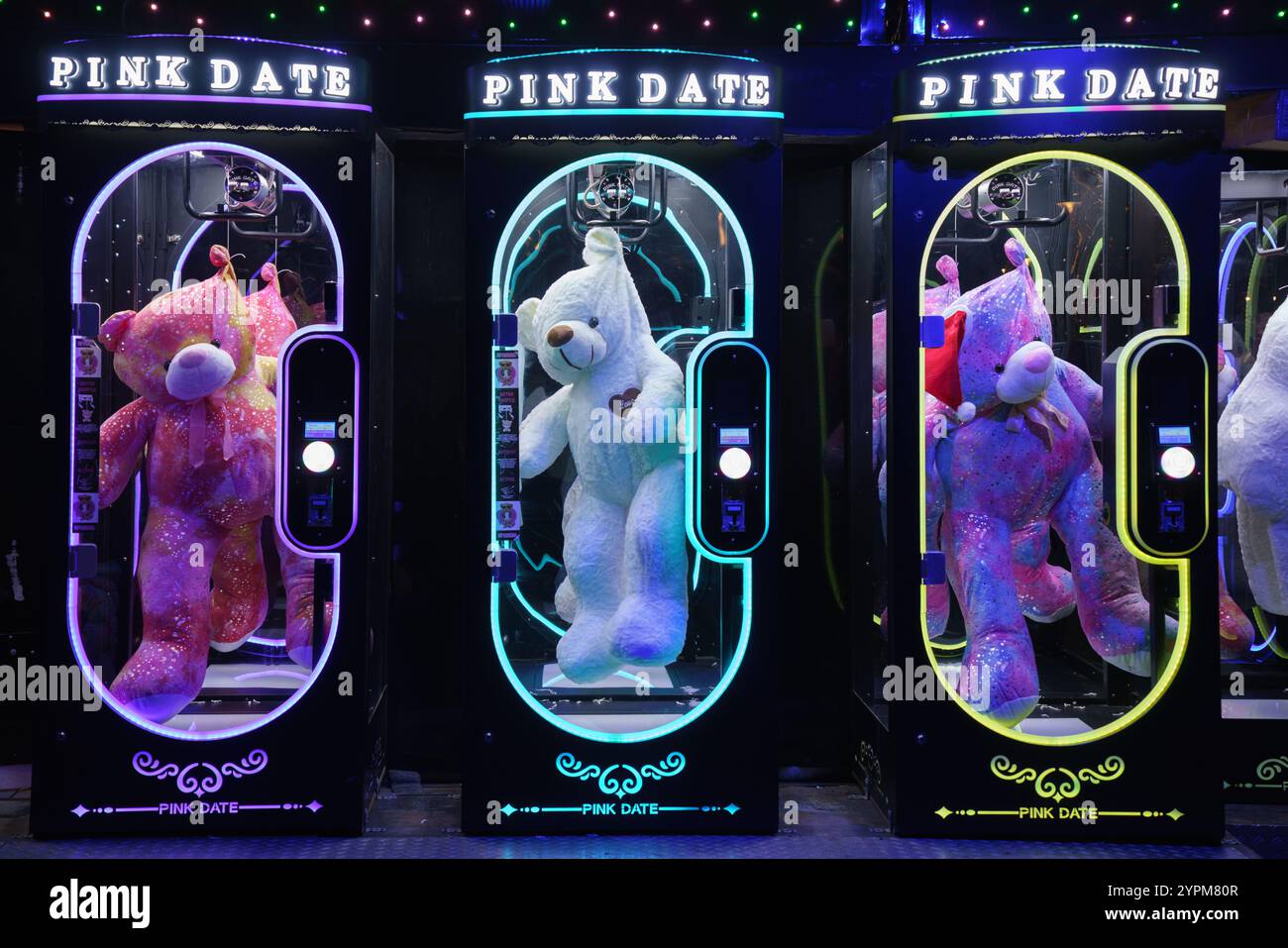 Sofia, Bulgarie, novembre 27 2024 : machines à prix avec de grands ours en peluche au marché de Noël à Sofia, Bulgarie Banque D'Images