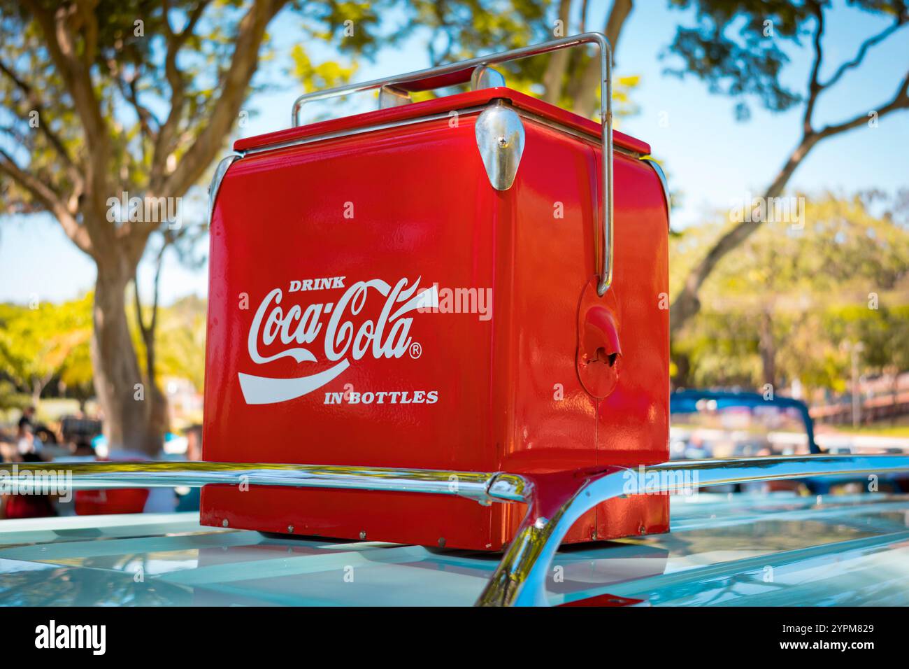 Refroidisseur Coca-Cola rouge rétro avec poignées en métal et texte classique en blanc. Banque D'Images