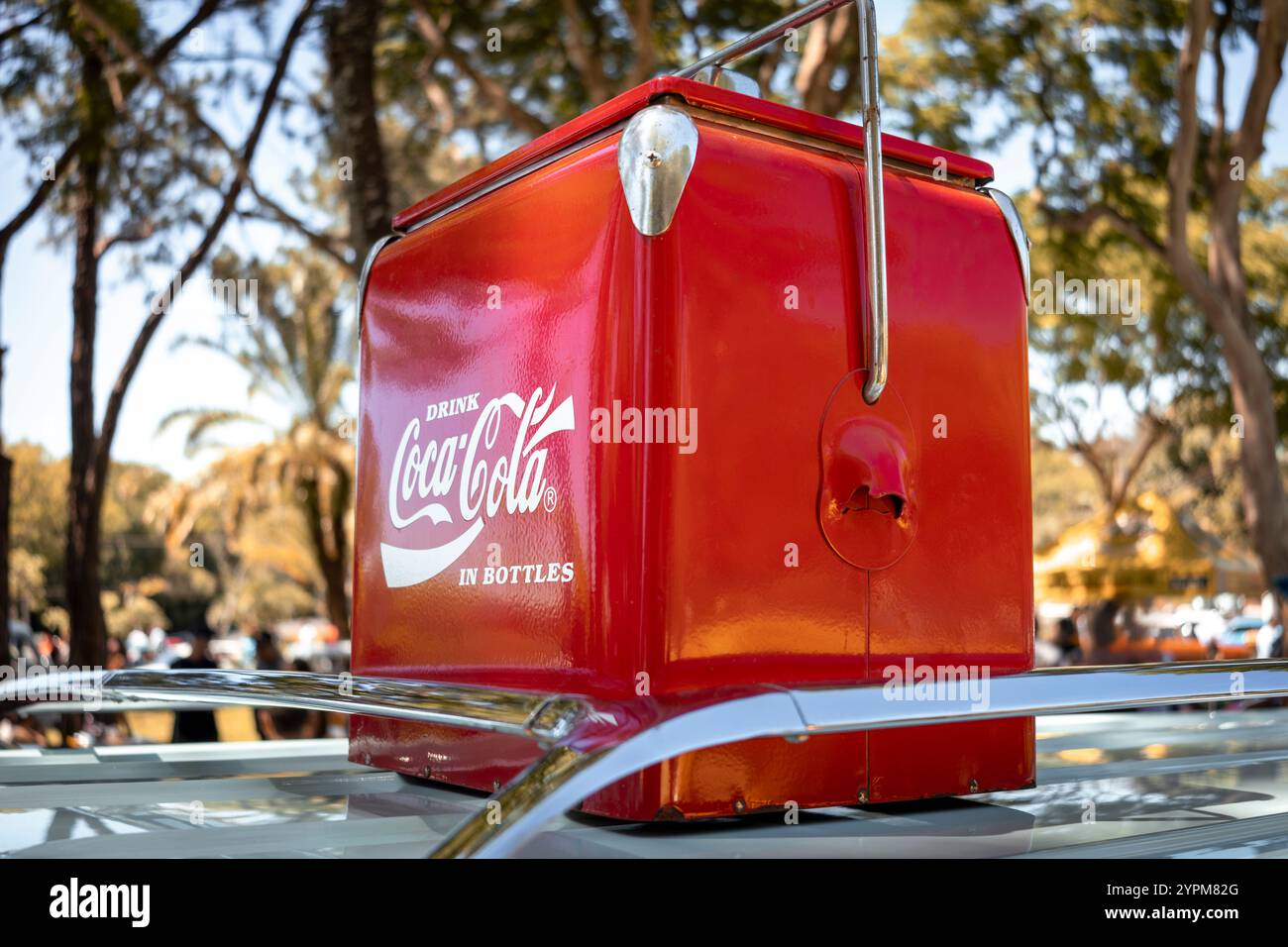 Refroidisseur Coca-Cola rouge rétro avec poignées en métal et texte classique en blanc. Banque D'Images