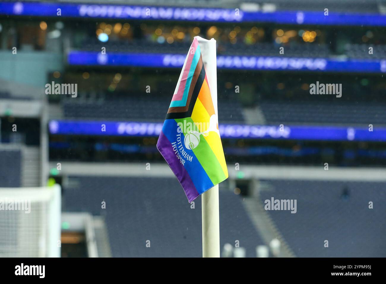 Tottenham Hotspur Stadium, Londres, Royaume-Uni. 1er décembre 2024. Premier League Football, Tottenham Hotspur contre Fulham ; drapeau d'angle avec un fond de thème arc-en-ciel dans le cadre de la campagne Rainbow Laces. Crédit : action plus Sports/Alamy Live News Banque D'Images