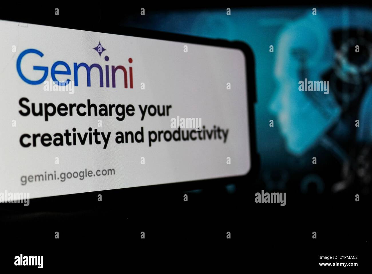 Bandung, Java occidental, Indonésie. 1er décembre 2024. Dans cette illustration photo, le logo Google Gemini ai est affiché sur un smartphone avec un Gemini ai en arrière-plan. (Crédit image : © Algi Febri Sugita/ZUMA Press Wire) USAGE ÉDITORIAL SEULEMENT! Non destiné à UN USAGE commercial ! Banque D'Images