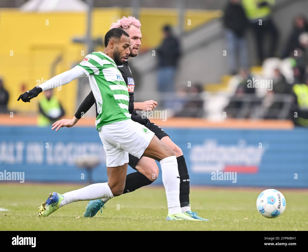 01 décembre 2024, Baden-Württemberg, Ulm : Football : Bundesliga 2, SSV Ulm 1846 - SpVgg Greuther Fürth, Journée 14, Donaustadion. Marlon Mustapha de Greuther Fürth (l) en action contre Philipp Strompf d'Ulm (R). Photo : Harry Langer/dpa - NOTE IMPORTANTE : conformément aux règlements de la DFL German Football League et de la DFB German Football Association, il est interdit d'utiliser ou de faire utiliser des photographies prises dans le stade et/ou du match sous forme d'images séquentielles et/ou de séries de photos de type vidéo. Banque D'Images