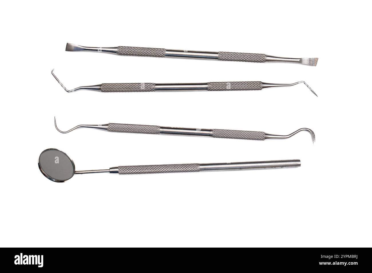 Outils dentiste sur fond blanc propre – instruments dentaires professionnels image stock. Banque D'Images