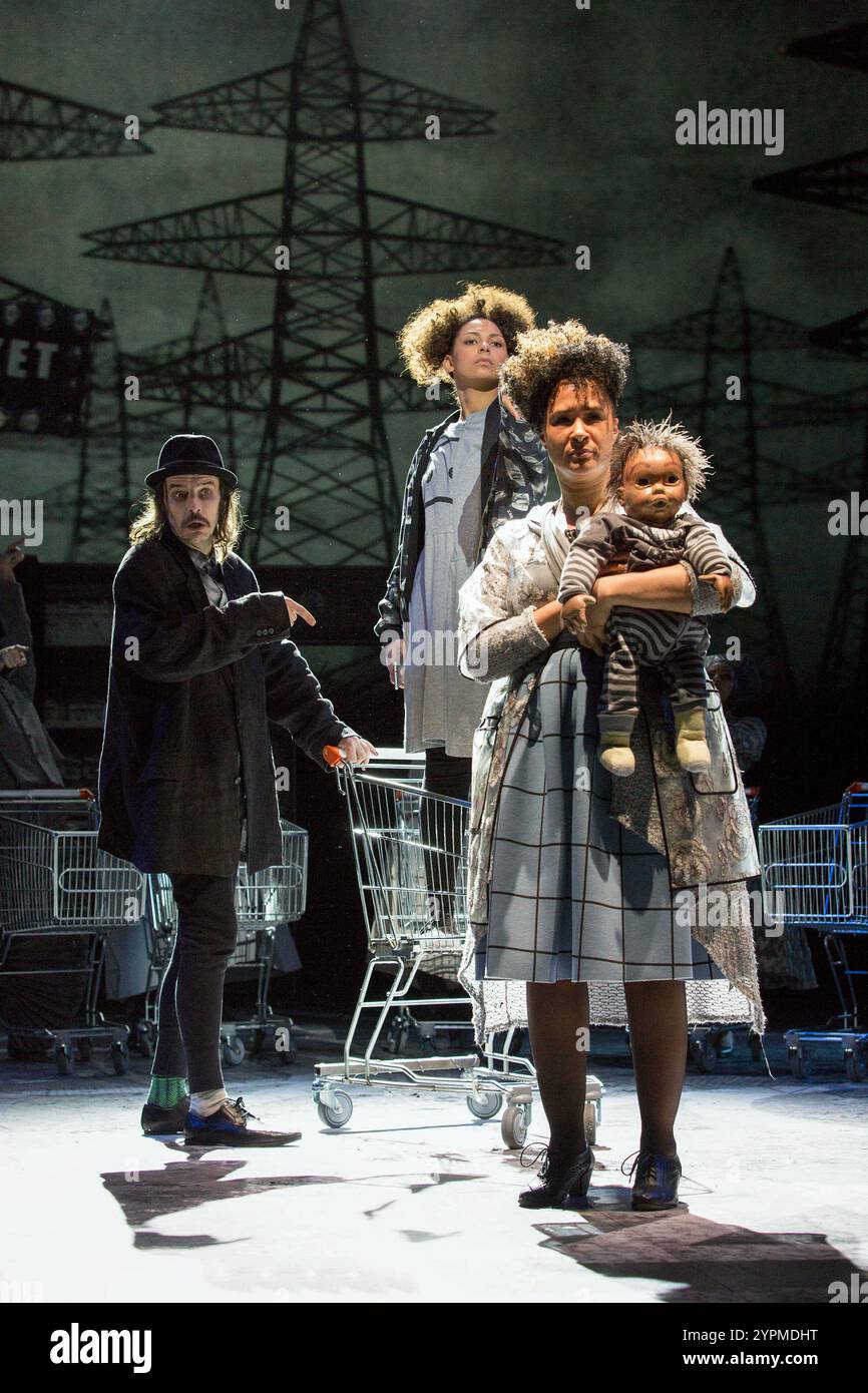 l-r: Paul Hilton (Matt), lois Chimimba (Aly), Golda Rosheuvel (Bianca) dans Wonder.Land au Olivier Theatre, National Theatre (NT), Londres SE1 10/12/2015 a Manchester International Festival, Theatre du Châtelet & NT co-production musicale: Damon Albook & paroles: Moira Buffini set design: Rae Katrina Rae Rae Rae: Lindsay Smith: Paule chorégraphe de l'agent: Javier de Frutos réalisateur: Rufus Norris Banque D'Images