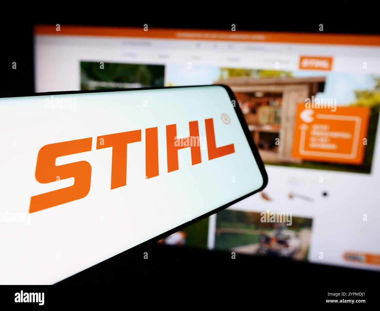 Dans cette illustration photo, un téléphone portable avec le logo de la société allemande d'équipement électrique Stihl Holding AG Co. KG est vu devant le site Web. Banque D'Images