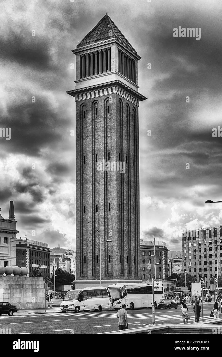 Une des tours vénitiennes sur Avinguda de la Reina Maria Christina, Barcelone, Catalogne, Espagne. Construites entre 1927 et 1929, les tours sont modélisées o Banque D'Images