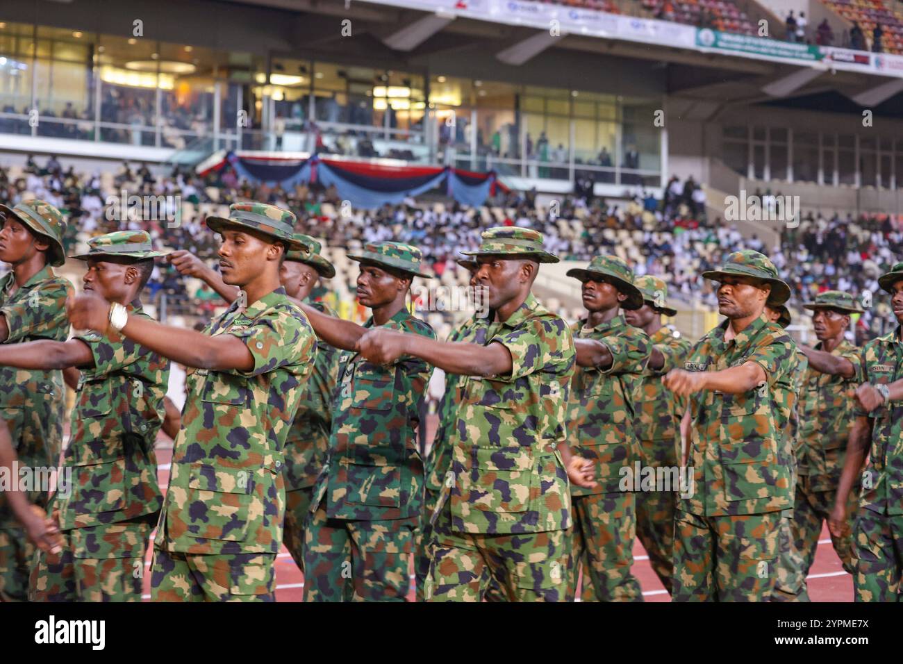 2e Jeux militaires africains 2024 le contingent de l'armée nigériane a participé à la parade de clôture des 2e Jeux militaires africains à Abuja, Nigeria, le 30 novembre 2024. Cet événement a marqué la conclusion de la compétition multisports, qui a réuni des athlètes militaires de tout le continent africain. Au cours de la cérémonie, le personnel militaire nigérian a mis en évidence sa discipline et sa précision lors d’une marche cérémonielle, mettant en évidence la force et l’unité des forces militaires africaines. Les jeux ont servi de plate-forme pour promouvoir la camaraderie, l'esprit sportif et le développement global Banque D'Images