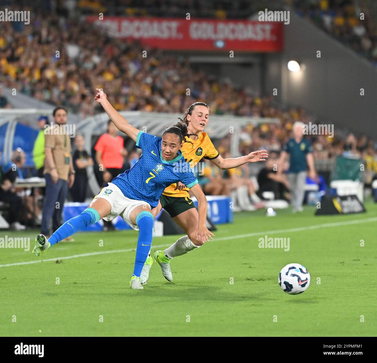 Gold Coast, Australie. Le 1er décembre 2024, la brésilienne Aline Amaro se fait défier par l'australienne Hayley Raso lors du match amical international Australie - Brésil. Crédit : Kleber Osorio/Alamy Live News Banque D'Images