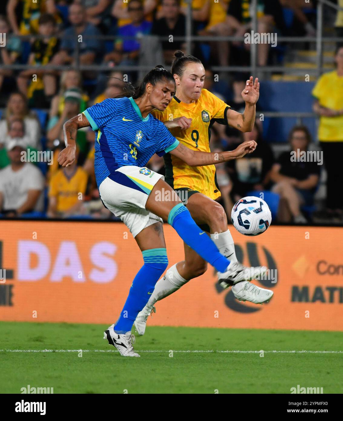 Gold Coast, Australie. Le 1er décembre 2024, la brésilienne Andressa Ferreira et l'australienne Caitlin Foord s'affrontent pour le ballon lors du match amical international Australie - Brésil. Crédit : Kleber Osorio/Alamy Live News Banque D'Images