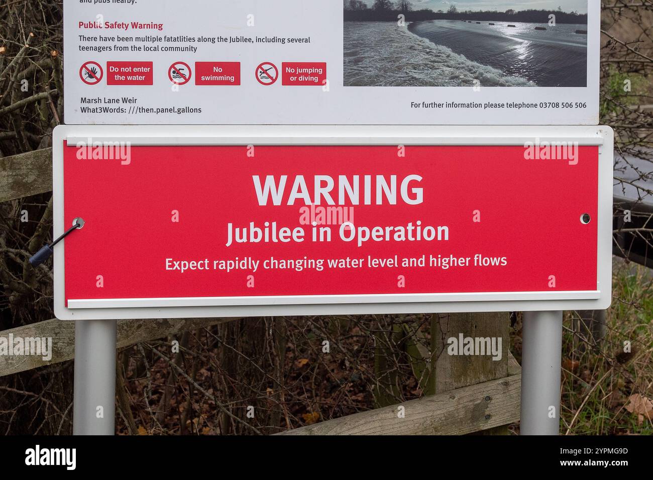 Taplow, Royaume-Uni. 30 novembre 2024. Suite aux fortes pluies qui ont frappé la tempête Bert plus tôt dans la semaine, le système Jubilee River Flood relief (atténuation des inondations de la rivière Jubilee) est actuellement en vigueur afin de stopper les inondations à Windsor & Eton, dans le Berkshire. Les panneaux d'avertissement indiquent aux gens de s'attendre à une évolution rapide des niveaux d'eau et à des débits plus élevés. Crédit : Maureen McLean/Alamy Live News Banque D'Images