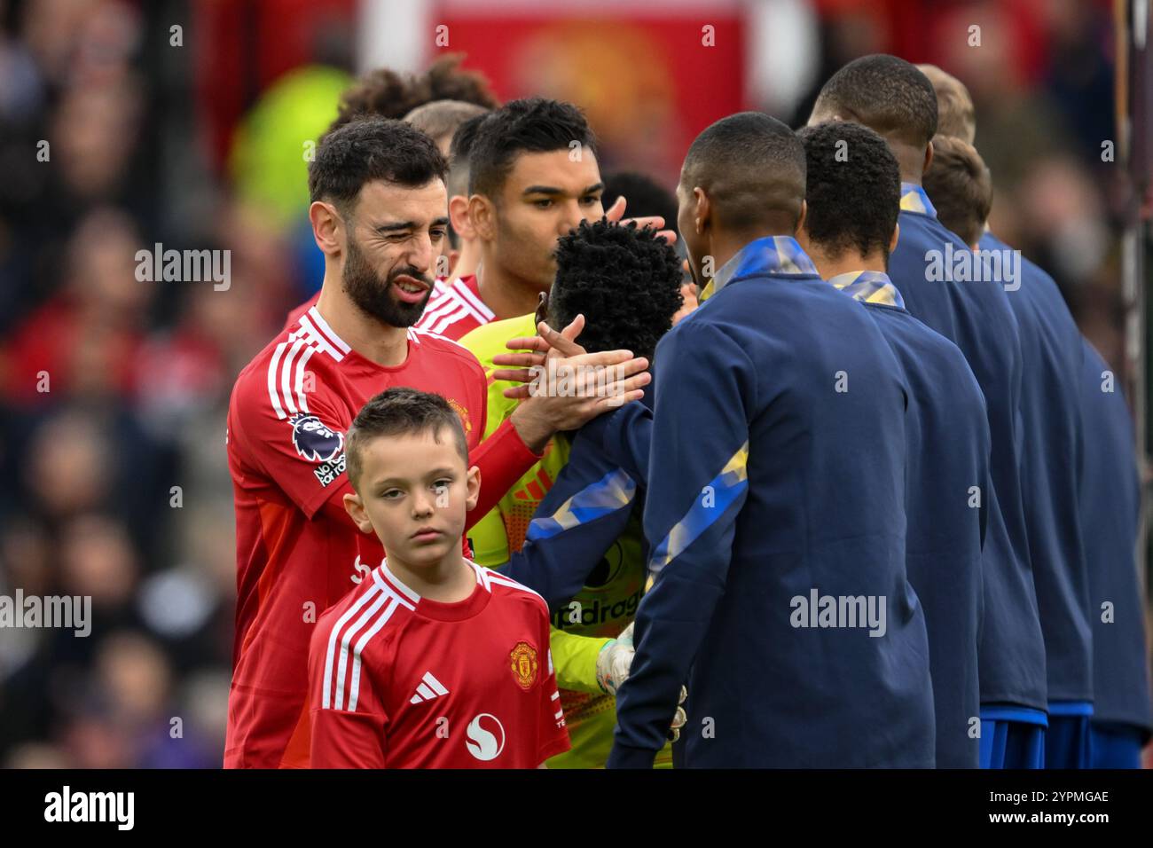 Manchester, Royaume-Uni. 1er décembre 2024. Bruno Fernandes de Manchester United mène Utd en main serrée avec les joueurs d'Everton lors du match de premier League Manchester United vs Everton à Old Trafford, Manchester, Royaume-Uni, le 1er décembre 2024 (photo par Craig Thomas/News images) à Manchester, Royaume-Uni le 1er décembre 2024. (Photo de Craig Thomas/News images/SIPA USA) crédit : SIPA USA/Alamy Live News Banque D'Images