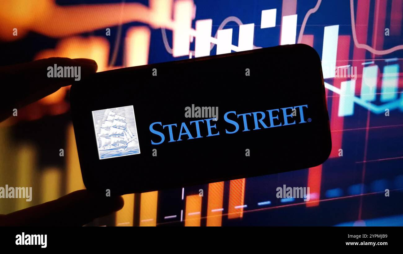 Konskie, Pologne - 30 novembre 2024 : logo State Street Corporation affiché sur le téléphone portable Banque D'Images Konskie, Pologne - 30 novembre 2024 : logo State Street Corporation affiché sur le téléphone portable Banque D'Images
