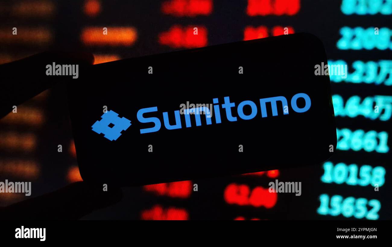 Konskie, Pologne - 30 novembre 2024 : logo de la société Sumitomo affiché sur le téléphone portable Banque D'Images