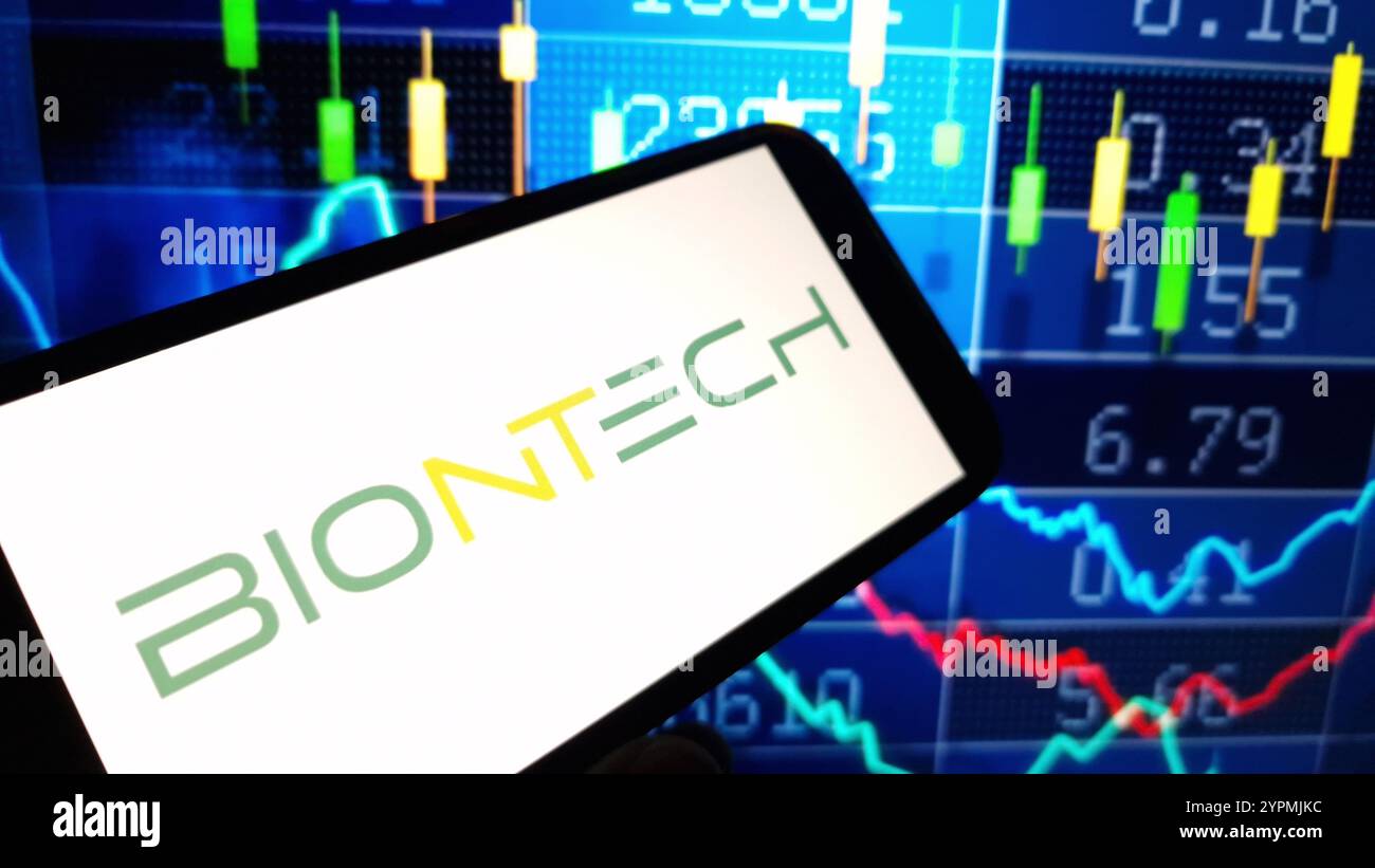 Konskie, Pologne - 30 novembre 2024 : logo de la société BioNTech affiché sur le téléphone portable Banque D'Images