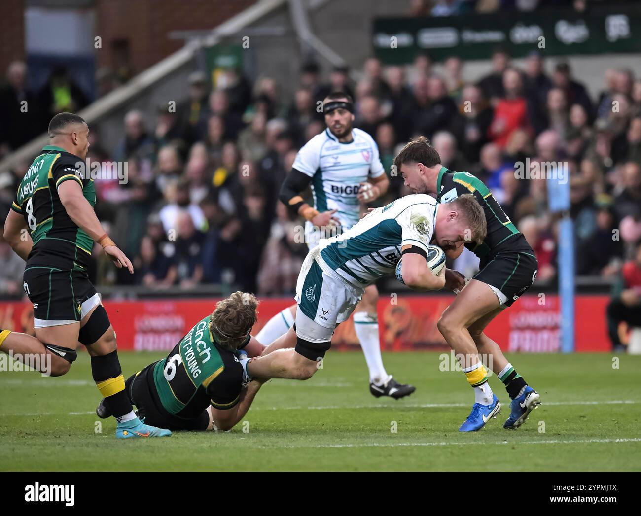 Londres, Royaume-Uni. 29 novembre 2024. Angus Scott-Young et George Furbank de Northampton affrontent Arthur Clark de Gloucester lors du Gallagher Premiership Rugby match opposant Northampton Saints contre Gloucester Rugby au Cinch Stadium le 29 novembre 2024 à Londres. Crédit : Gary Mitchell, GMP Media/Alamy Live News Banque D'Images