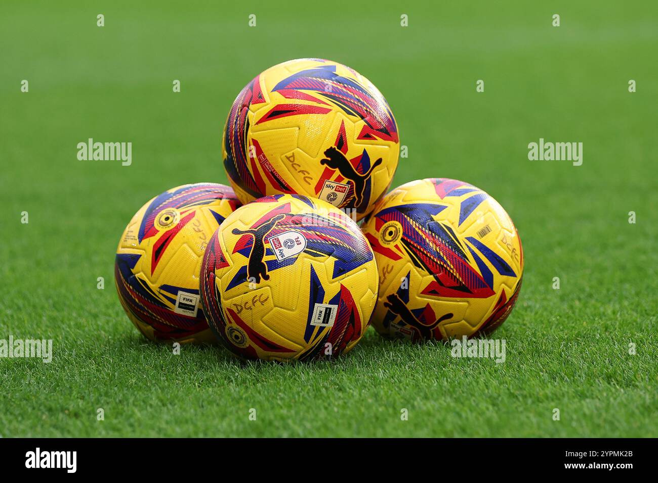 EFL Hi-Viz Winter match ball pendant le Sky Bet Championship match Derby County vs Sheffield mercredi au Pride Park Stadium, Derby, Royaume-Uni, 1er décembre 2024 (photo par Alex Roebuck/News images) Banque D'Images