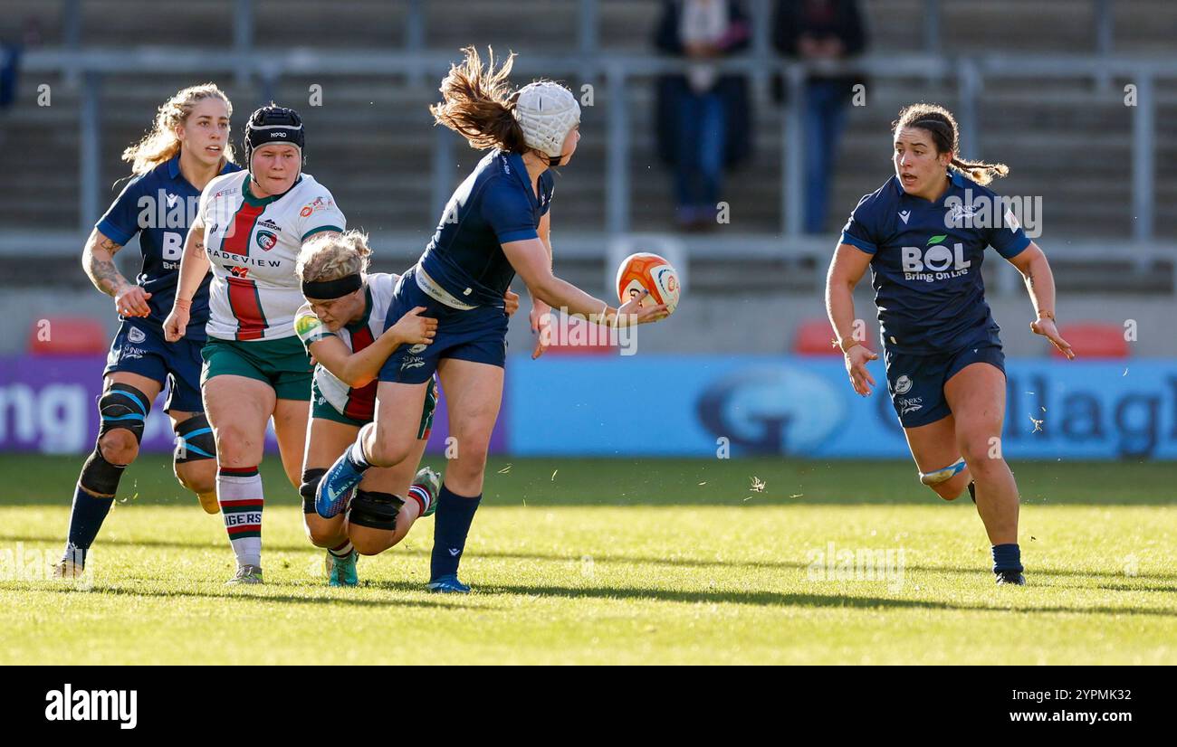 1er décembre 2024 ; Salford Community Stadium, Salford, Lancashire, Angleterre; Allianz Premiership femmes Rugby, Sale Sharks contre Leicester Tigers ; Lizzie Duffy (C) des Sale Sharks femmes se prépare à libérer le ballon à Holly Thorpe Banque D'Images