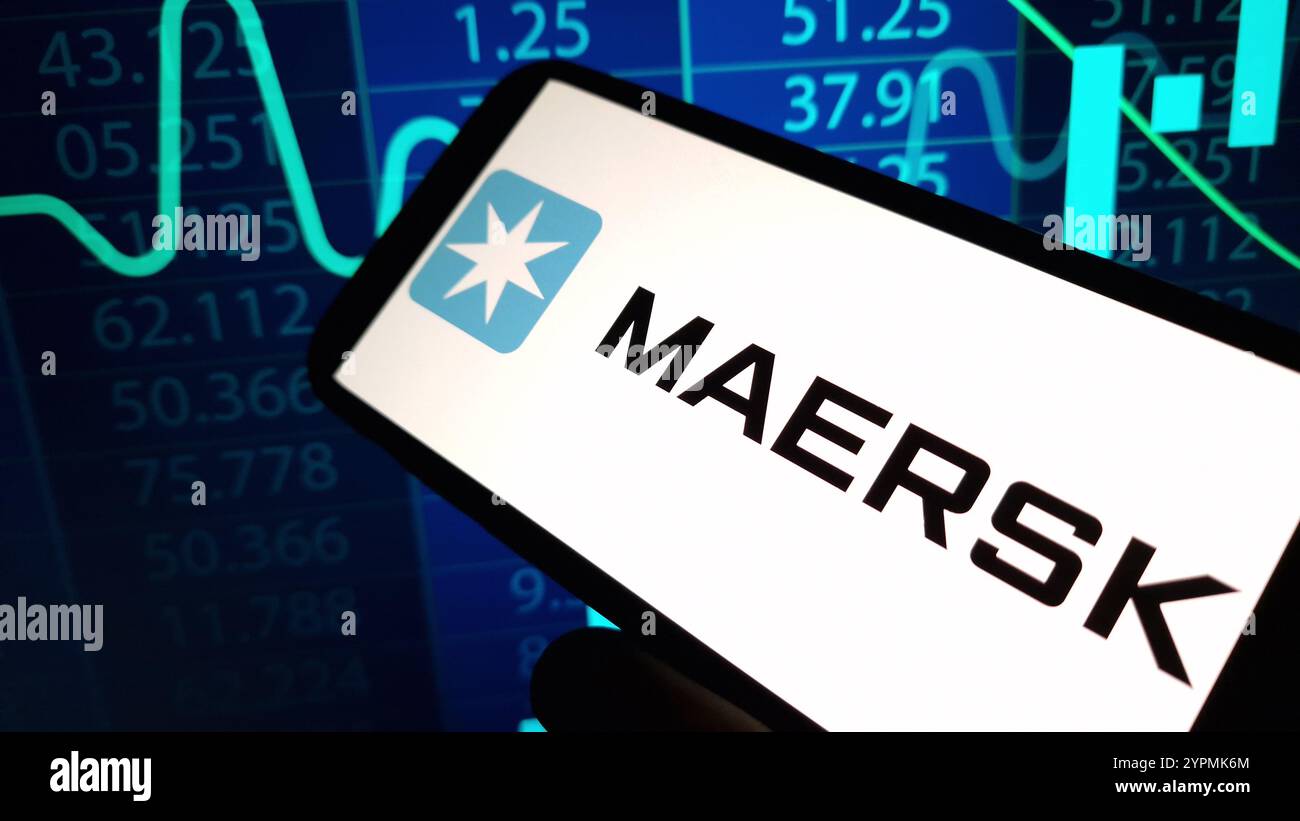 Konskie, Pologne - 30 novembre 2024 : logo de la société Maersk affiché sur le téléphone portable Banque D'Images