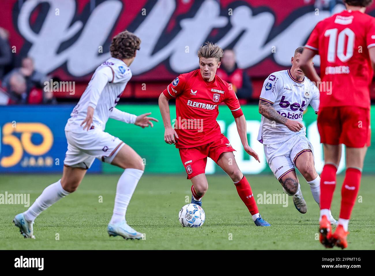 Enschede, pays-Bas. 1er décembre 2024. ENSCHEDE, PAYS-BAS - 1er DÉCEMBRE : SEM Steijn du FC Twente court avec le ballon lors du match néerlandais Eredivisie entre le FC Twente et Go Ahead Eagles au de Grolsch Veste le 1er décembre 2024 à Enschede, pays-Bas. (Photo de Peter Lous/Orange Pictures) crédit : Orange pics BV/Alamy Live News Banque D'Images