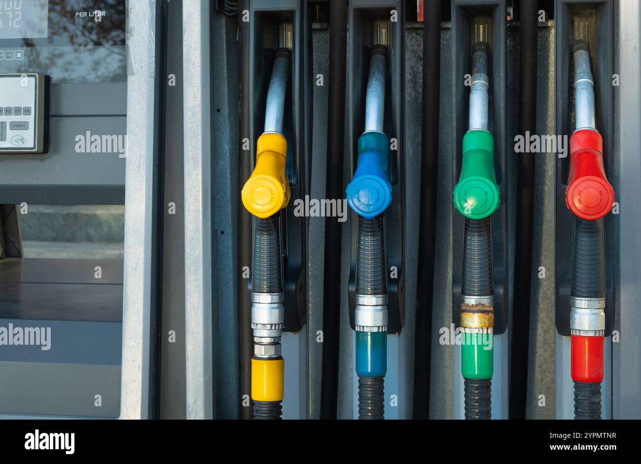 Buses de carburant colorées à la pompe à essence ou à la station-service. Gros plan photo. Poignée de pompe à gaz. Injecteur de carburant et de pompe à gaz. Banque D'Images