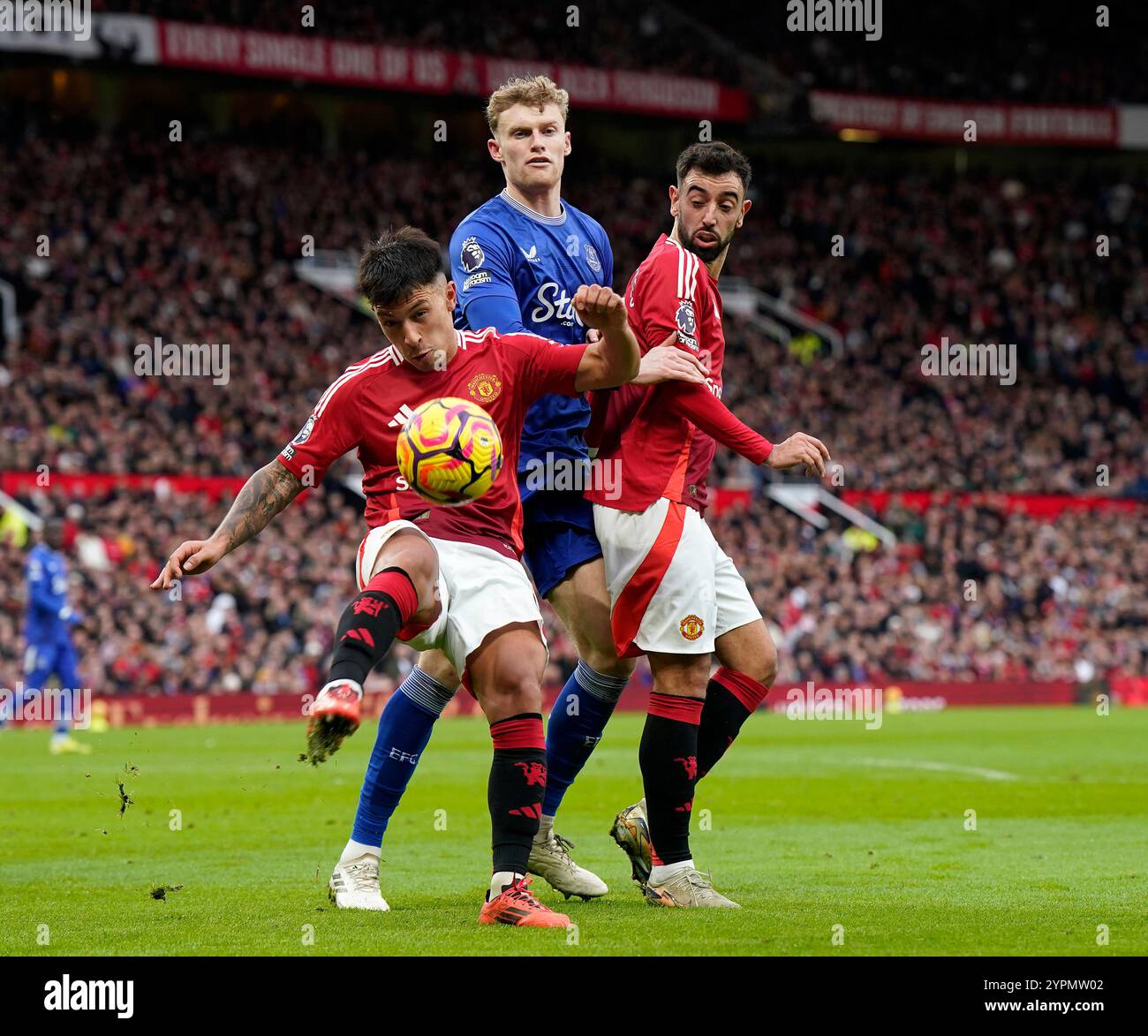 Manchester, Royaume-Uni. 1er décembre 2024. Lisandro Martinez de Manchester United et Bruno Fernandes de Manchester United avec Jarrad Branthwaite d'Everton lors du match de premier League à Old Trafford, Manchester. Le crédit photo devrait se lire : Andrew Yates/Sportimage crédit : Sportimage Ltd/Alamy Live News Banque D'Images